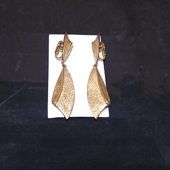 Trifari Gold tone Clip Earrings - Picture 2 of 5
